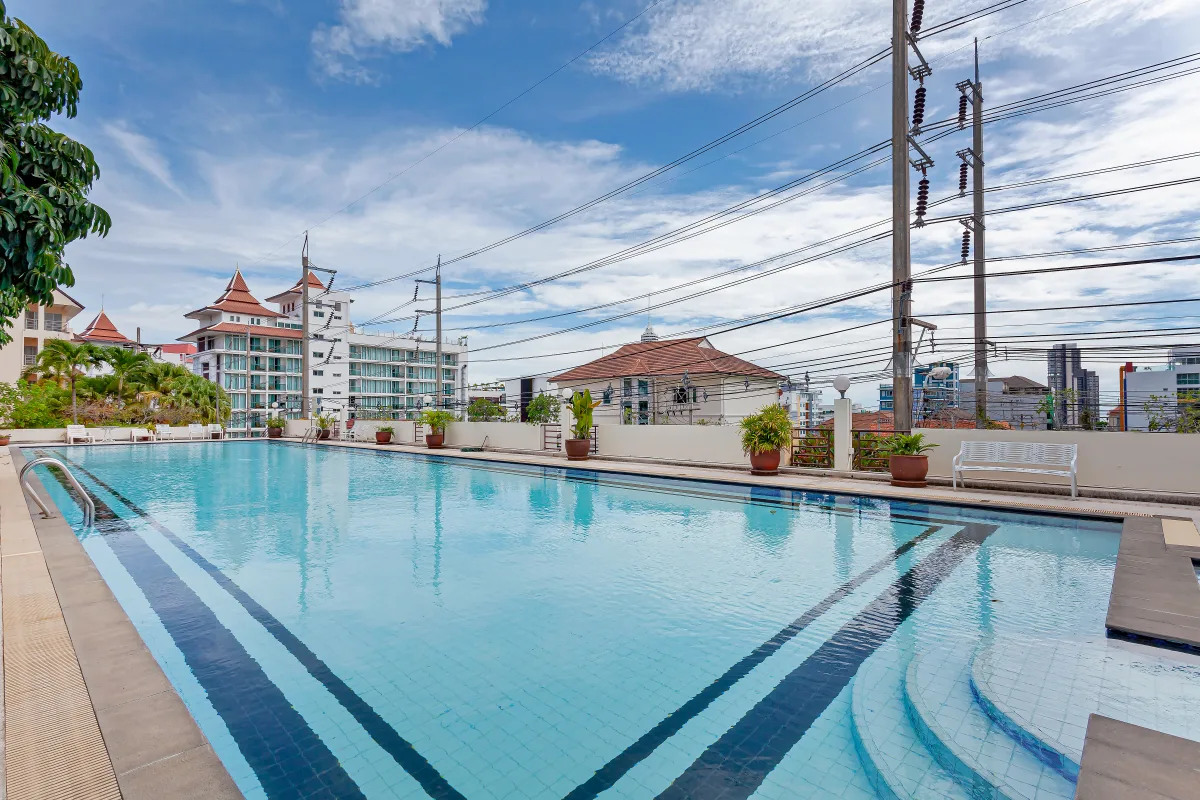 Grosvenor House poolside